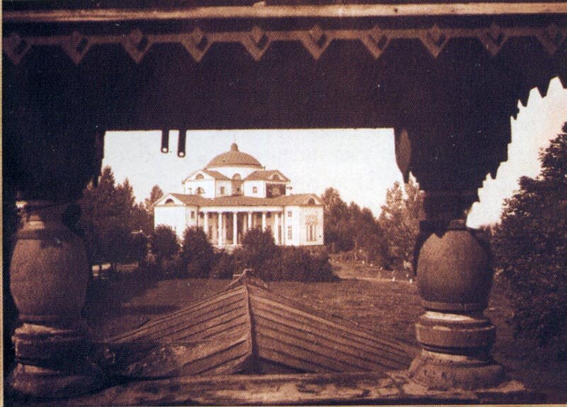 Вид из звонницы церкви на господский дом, 1905-1917. Фото pastvu.com