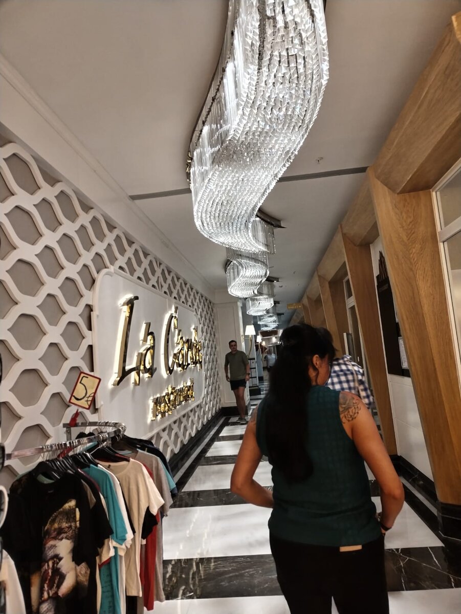 Магазинчики, врач, салон красоты и главный ресторан на минус первом этаже