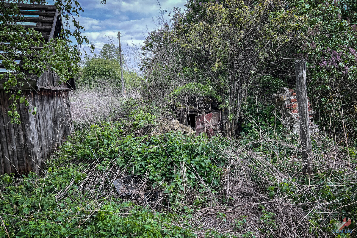 Мы продолжаем исследовать и фотографировать покинутые жильцами дома в заброшенном поселении.-2