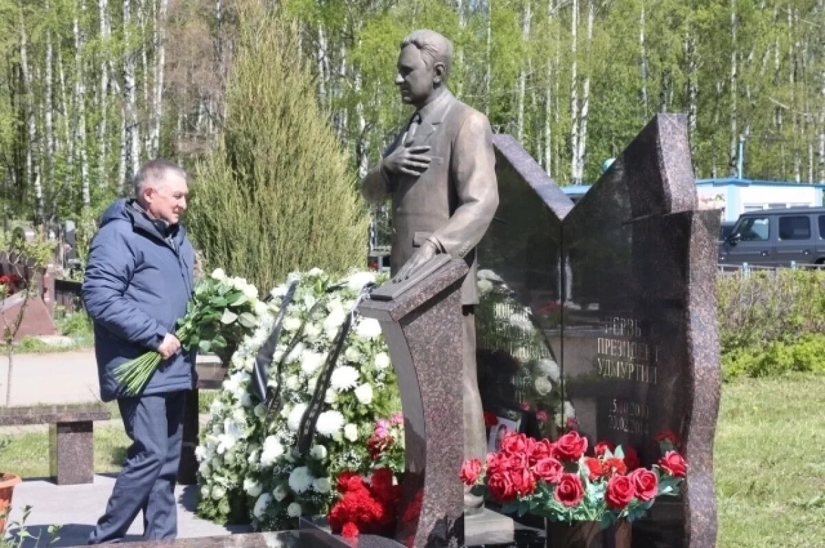    Жители Удмуртии возложили цветы в память о первом президенте республики