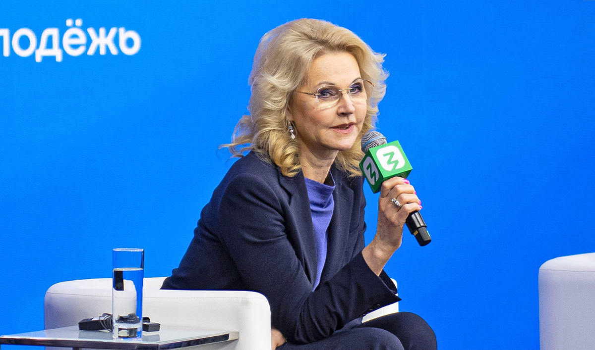 "Чем раньше появляется первый ребенок, тем быстрее появляются второй и третий. Помните, вам не должно быть страшно встретить старость", - наставляла Татьяна Алексеевна молодежь на Всемирном фестивале в Сочи. 