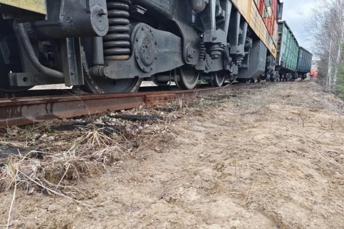    В Коми сошли с пути тепловоз и грузовой вагон с металлом
