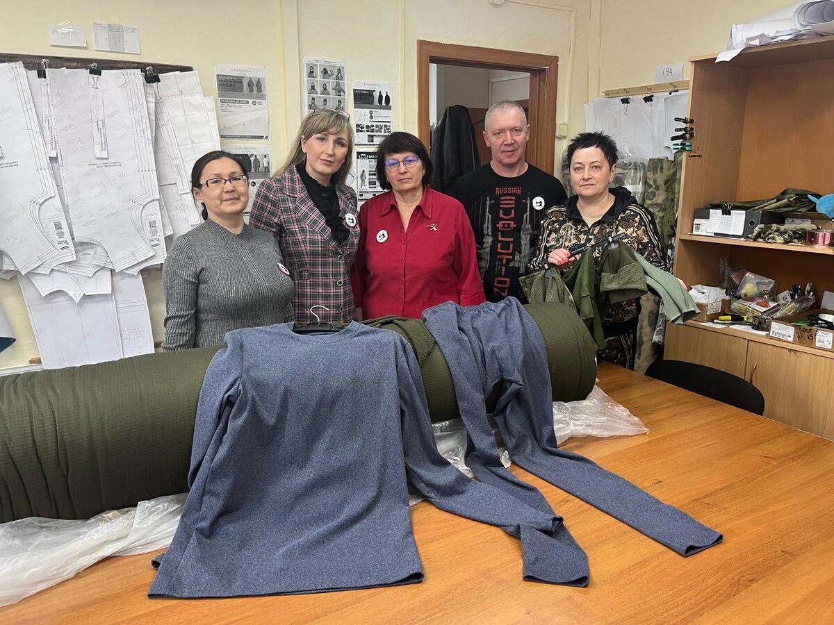    Нотариусы Югры для пошива теплой одежды военным СВО передали 570 метров флиса движению «Шьем для наших»
