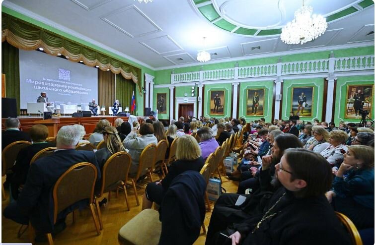 В зале подмосковной православной Гимназии Святителя Василия Великого - две сотни учителей со всей России. И ещё 800 педагогов смотрели трансляцию в прямом эфире.