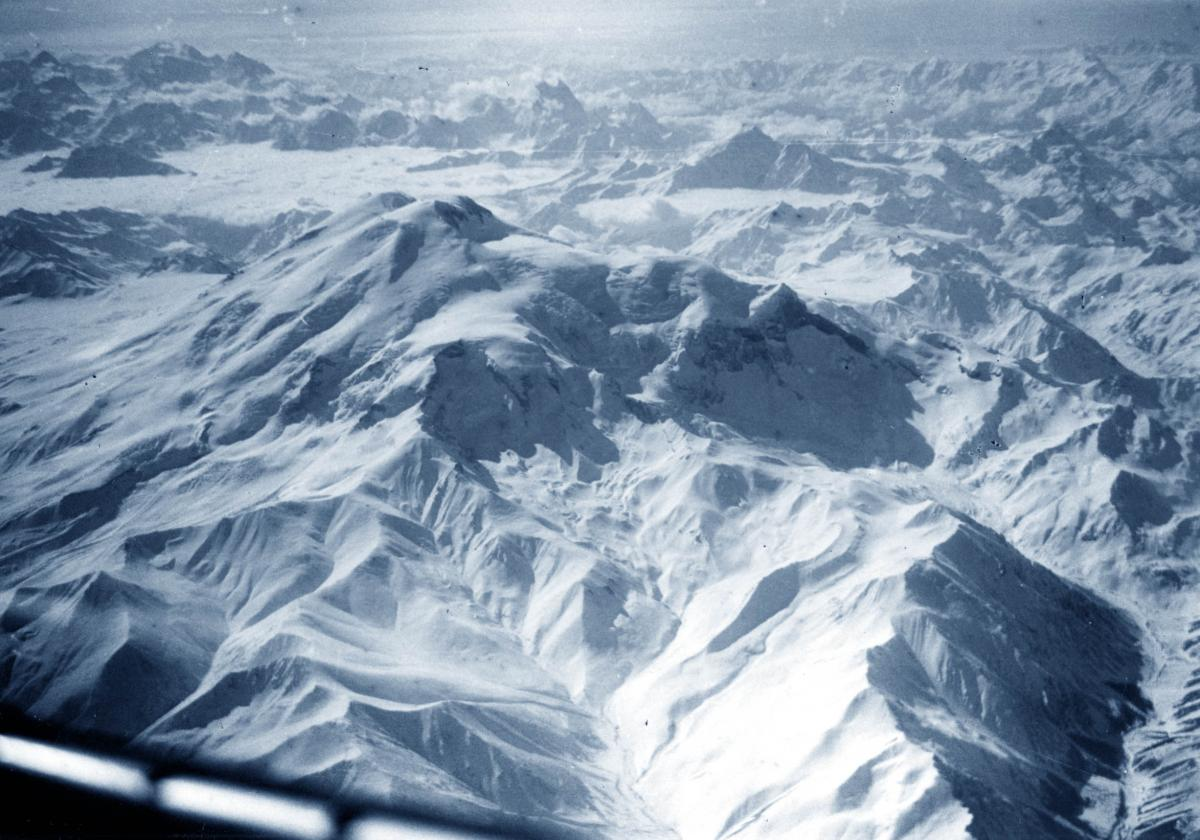  На фото - ЭЛЬБРУС с высоты "птичьего полёта". Вообще-то, линия маршрута проходит 50 км севернее, но разве тут удержишься, блин, чтобы "слегка" не уклониться? Такие мы уж непредсказуемые "птички" - Морские лётчики... Вот представьте себе, уже через три часа я еду с полётов ДОМОЙ летом в жарком и пыльном Николаеве, а перед глазами у меня снежные горы и ледники стоят... ЛЕПОТА!!! (не передать словами...)