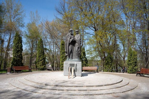    В Александровском саду отремонтировали памятник Петру и Февронии