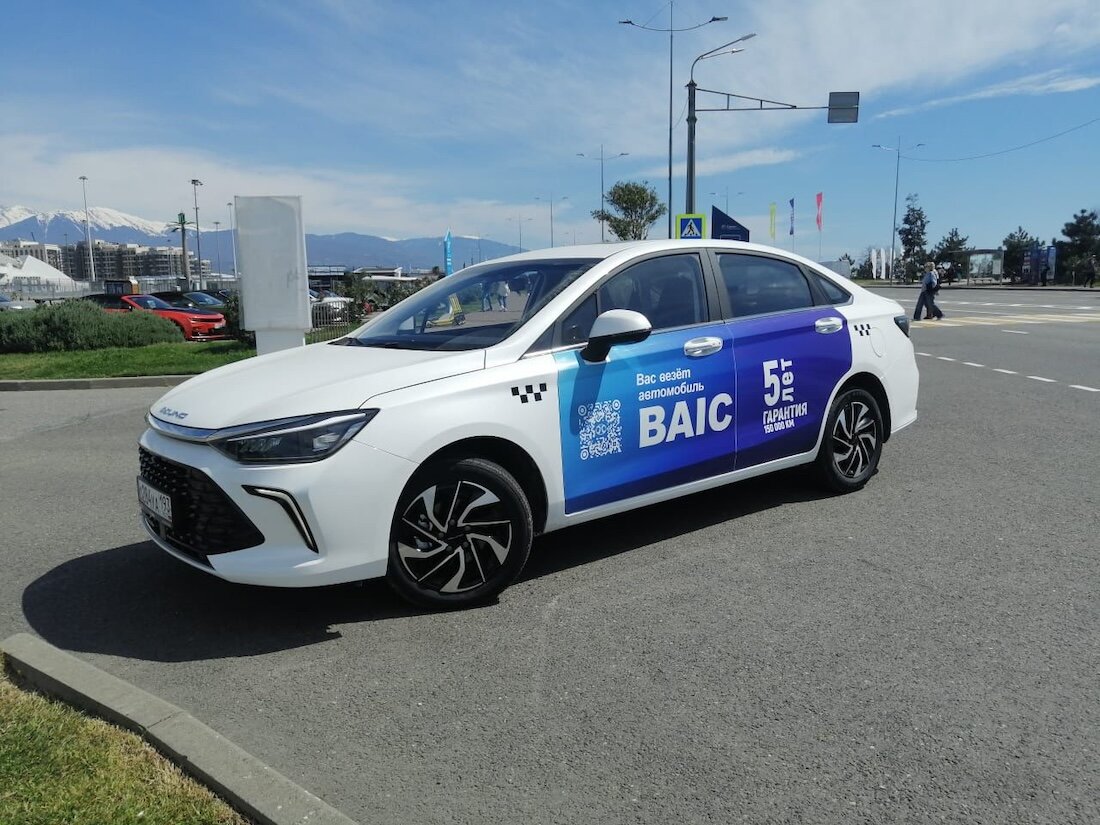 Соглашение о поставке 300 автомобилей BAIC U5 Plus подписано представителями компании «БАИК РУС», официального дистрибьютора BAIC в России, и их коллегами из Яндекс.Go.-2