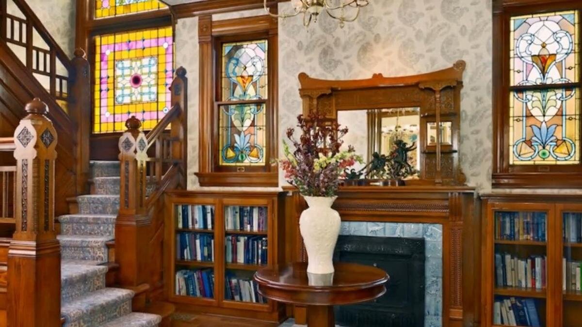   Классический интерьере гостиной с отделкой из дерева и витражными окнами:YouTube/ Дизайн интерьера