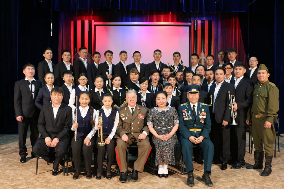 После концерта Духового оркестра Правительства Республики Тыва им. Т. Дулуша «НА БЕЗЫМЯННОЙ ВЫСОТЕ», в центре, на первом ряду Петр Иванков.