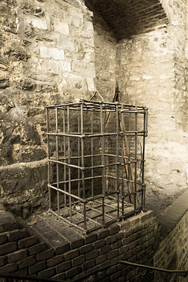 Клетка в средневековой тюрьме.