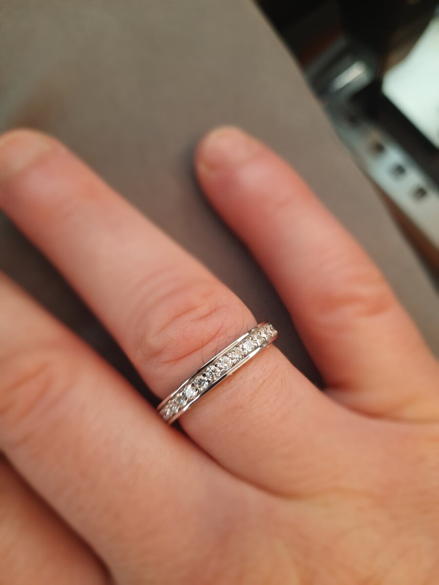 Ношу 5 минут))) Чистенькое, новое и блестит