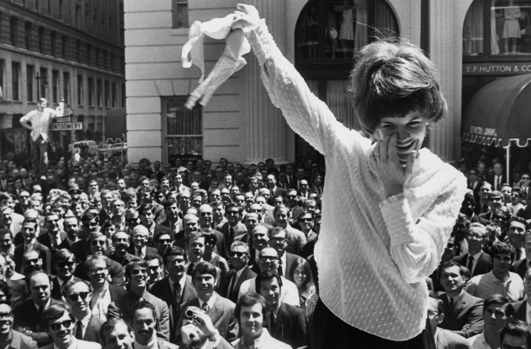 Фотография с протестов в США 60-х годов против ношения бюстгальтеров
