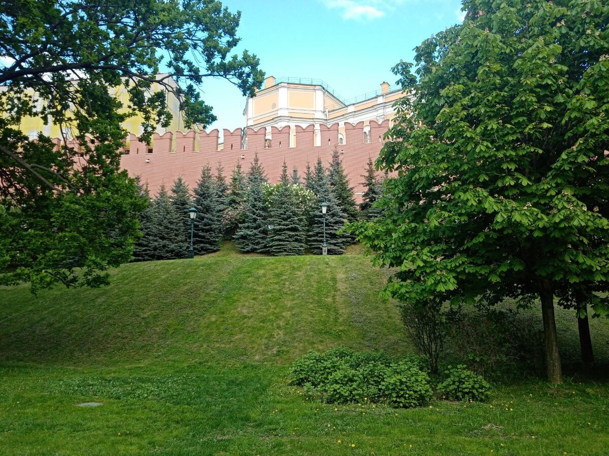 Насыпи у кремлевской стены - Боровицкий бастион Петровской эпохи. 2024 год. Фото автора.