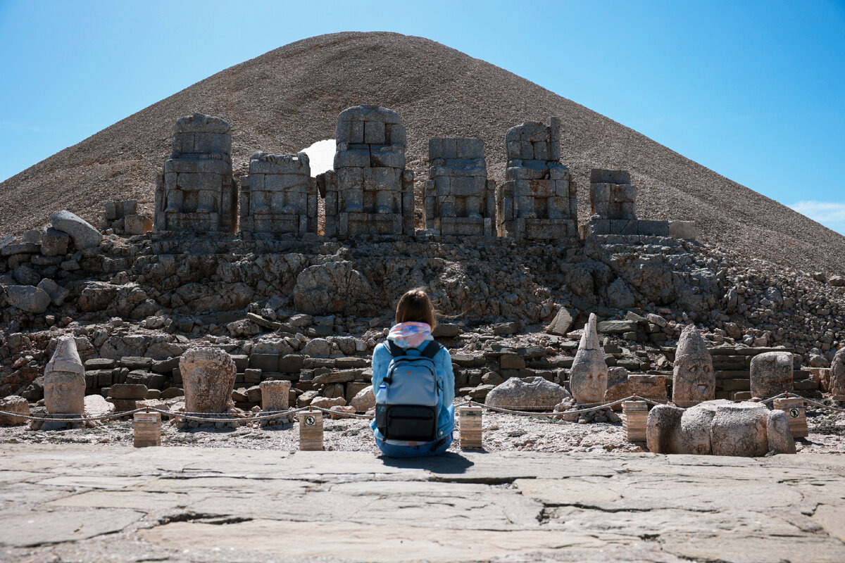 На вершине горы установлен пункт блюстителей порядка, подходить к статуям, заходить за ограждение запрещено 