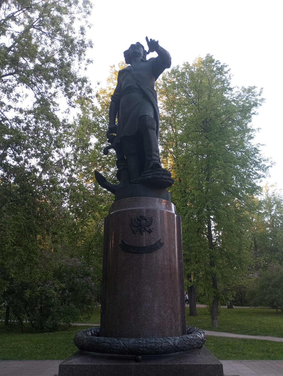 Памятник Петру I на территории усадьбы Измайлово 