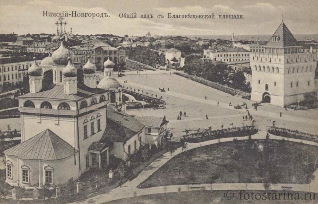 Кремлевская стена и Ивановская башня от Мининского сада