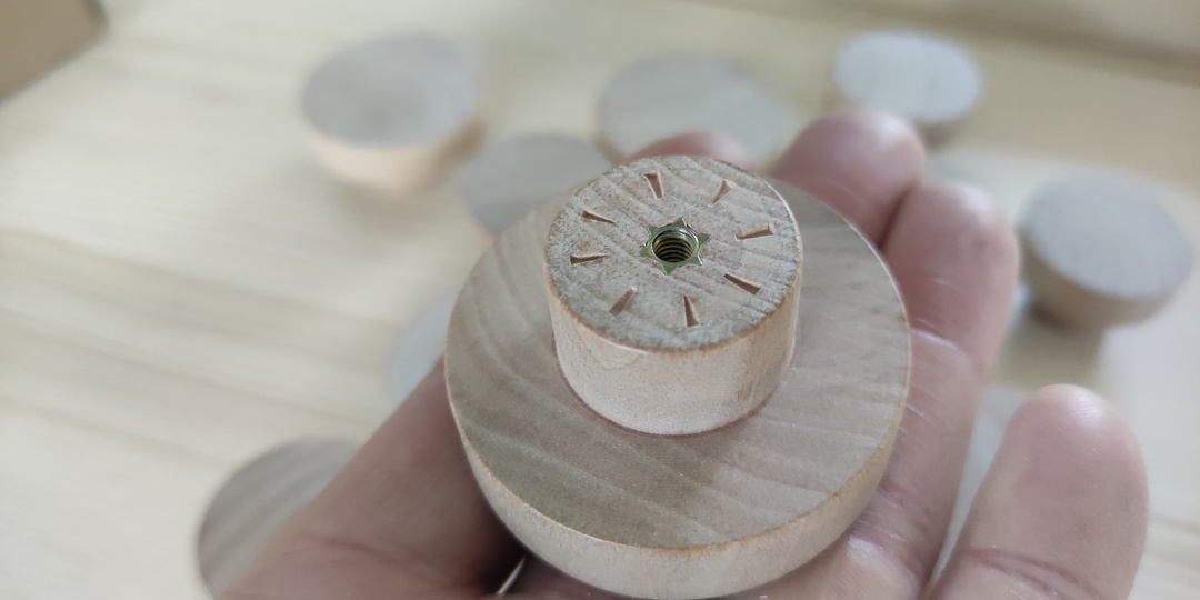 Дешёвый станок на балконе, на котором человек имеет 160 тысяч в месяц: ради того, что он делает, я объехал весь город