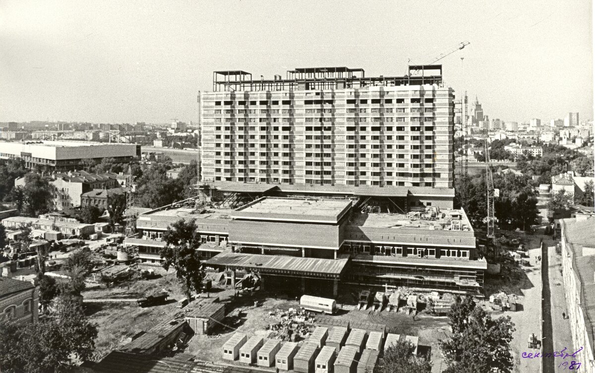 1981г. Завершающие работы строительства. Архив гостиницы.