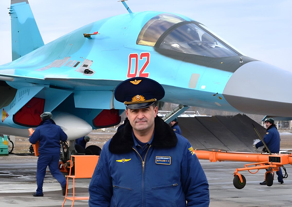 Канамат Боташев на фоне истребителя-бомбардировщика «Су-34»