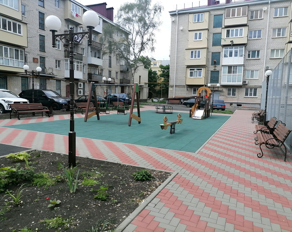 Двор по ул. Фабричной, 6, после благоустройства