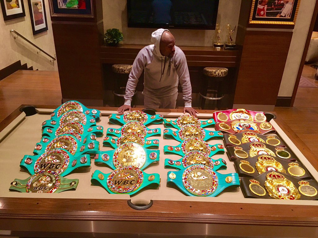 Флойд Мейвезер со своими чемпионскими поясами.