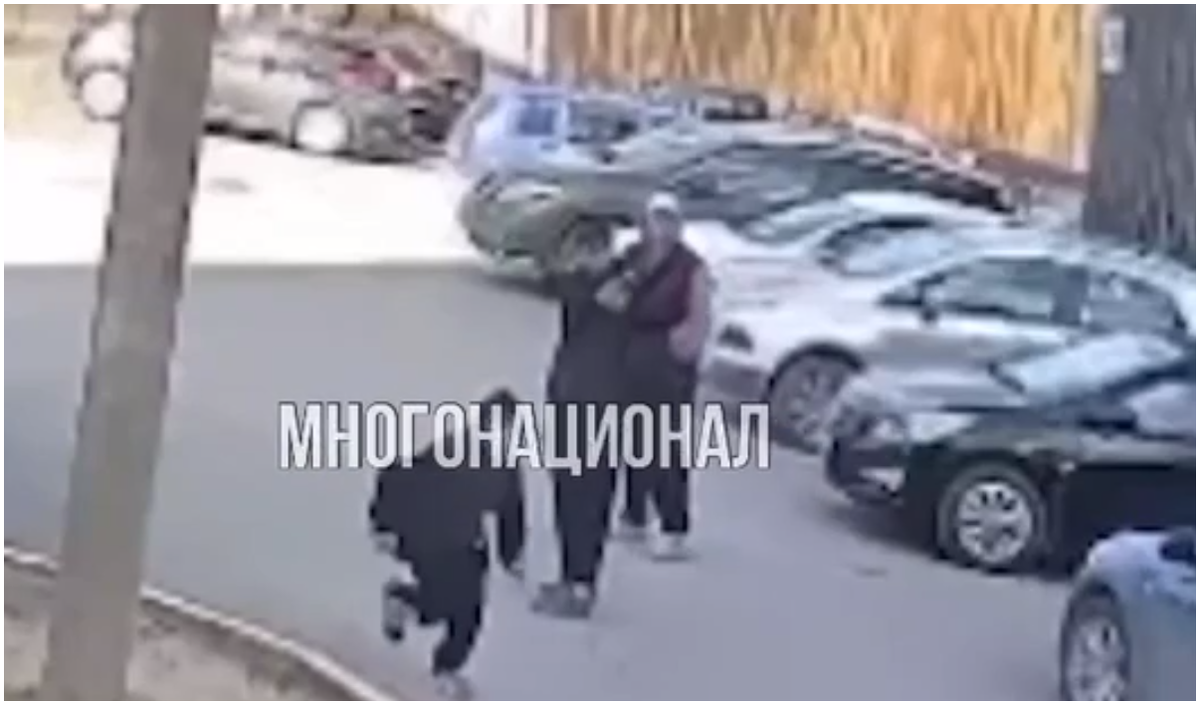 Целится и стреляет в спину. Стоп-кадр из видео, размещенного в тг-канале "Многонационал" 