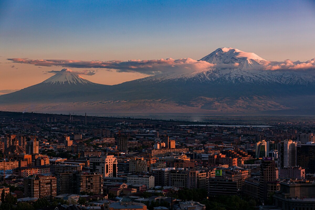 В ясные, солнечные дни Арарат хорошо виден в Ереване — он будто парит над городом. Фото: Aleksandr Popov / Unsplash