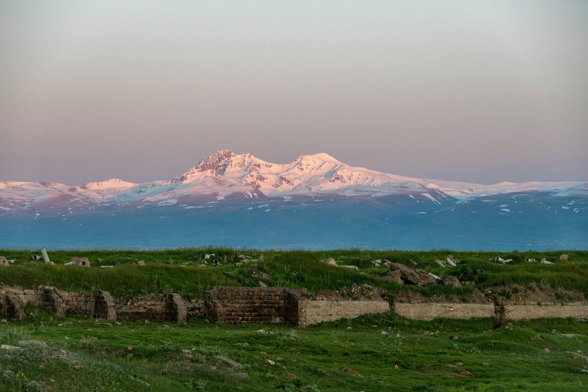 Гора Алагяз — вторая по значимости вершина Армении после Арарата — один из центров возникновения армянской цивилизации. Фото: Nikolay Werner / Unsplash