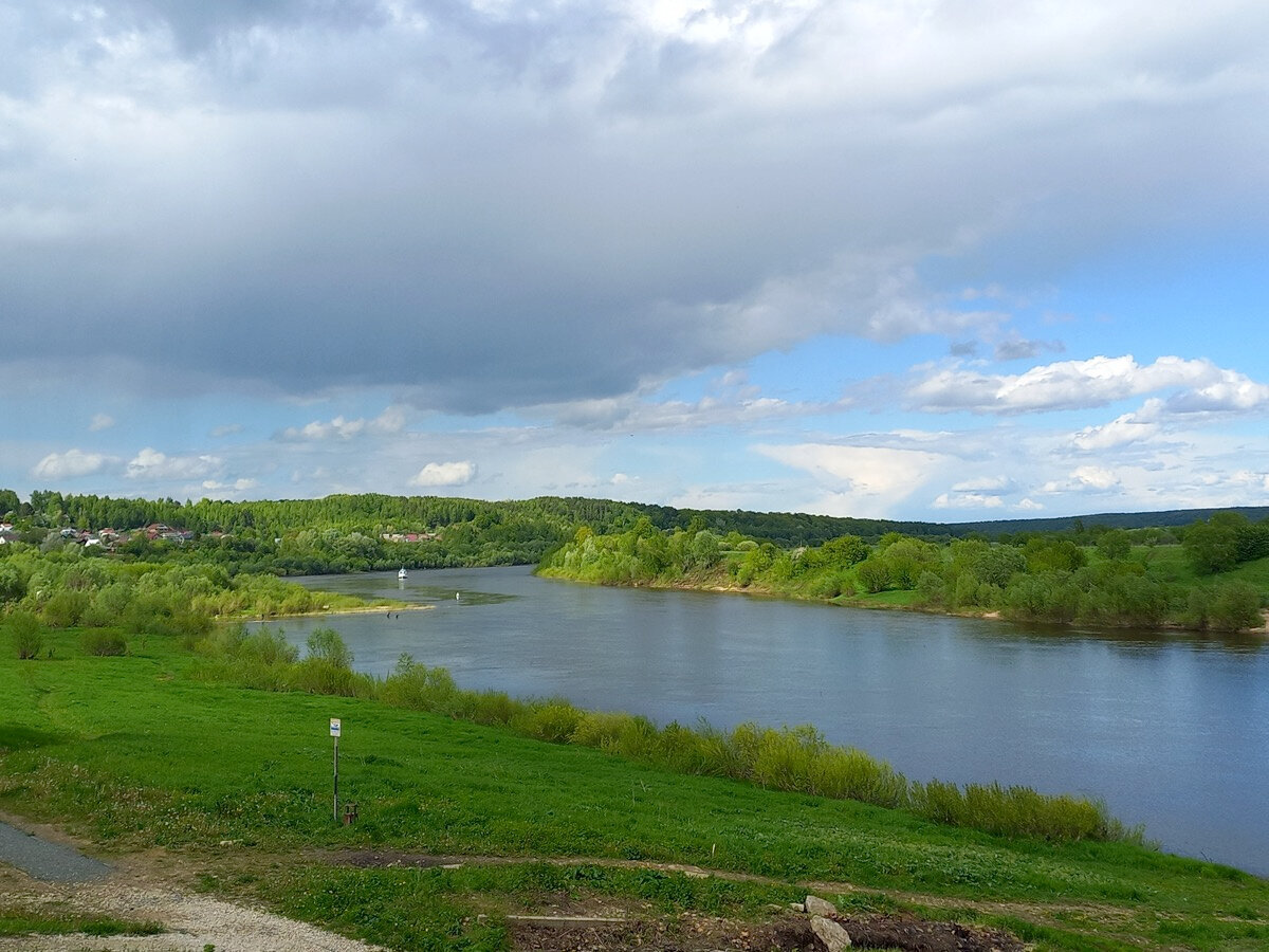 Город располагается в устье реки Тарусы — тут она впадает в Оку
