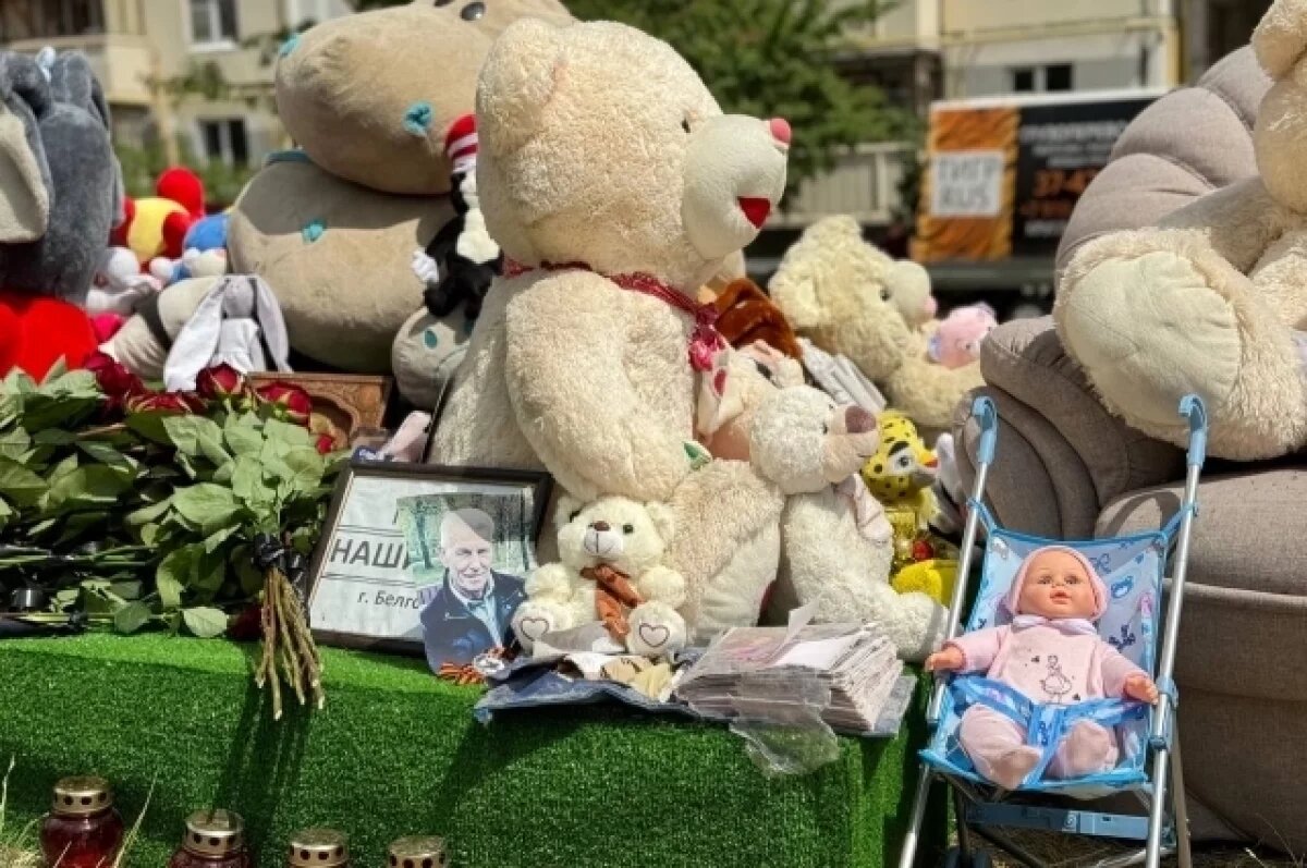    Белгородцы продолжают нести цветы и игрушки к мемориалу у рухнувшего дома