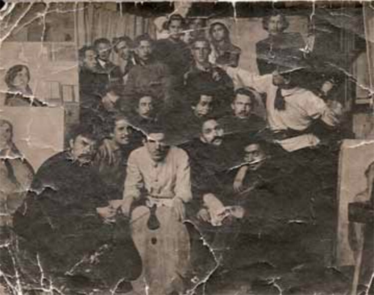 Владимир Штраних (стоит в центре) среди учащихся МУЖВЗ.Фото: Галерея Л.Шишкина.