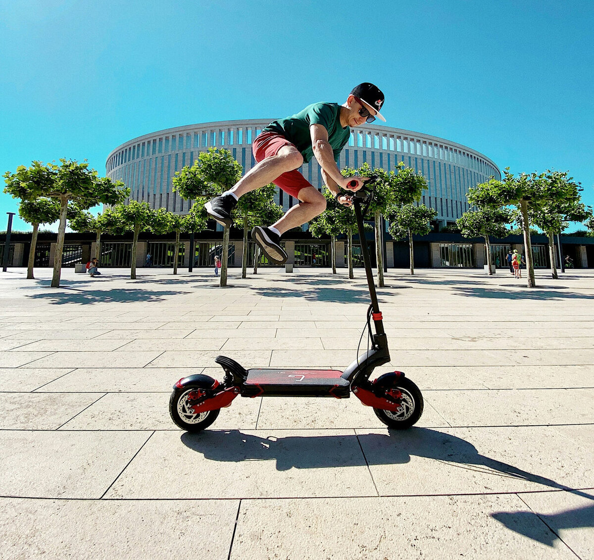 Стадион окружён стенами из серого травертина. Из такого же камня построен Колизей. Фото: Mattthew Prokofev / Unsplash