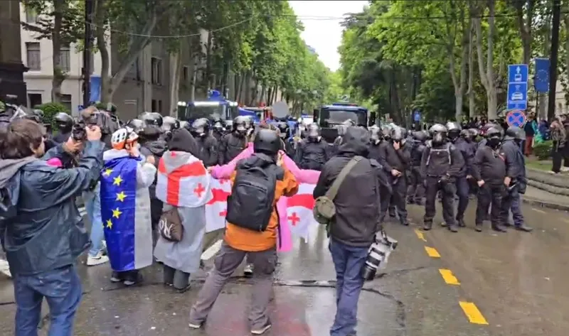 Фото: Кадр видео соцсети/Mariam Nikuradze Протест в Тбилиси из-за закона об иноагентах 