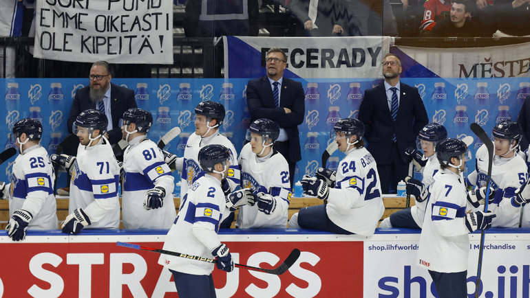    Ессе Пульюярви празднует гол с партнерами по сборной Финляндии. Reuters