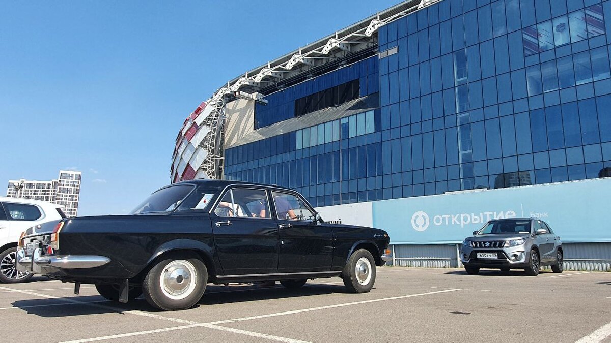 Ретро-"Волга" Георгия Джикии у стадиона "Спартака". Фото Артема Локалова