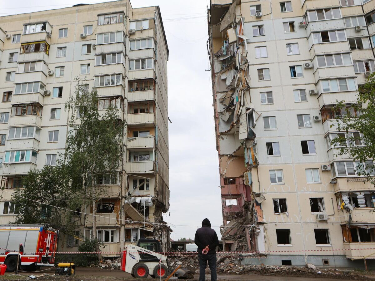    Поврежденный, после удара ВСУ, жилой 10-этажный дом на юго-западе Белгорода, где обрушился подъезд© РИА Новости / Антон Вергун