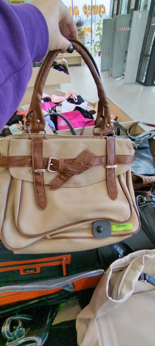 Симпатичный портфель с ремешками карамельного цвета под рептилию. Смотрится солидно. И состояние было хорошее.