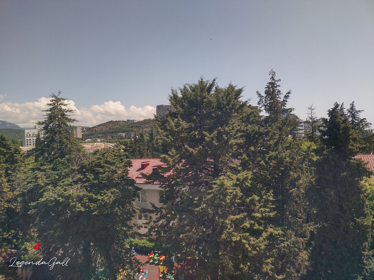 Это из противоположного окошка, тоже горы, а если смотреть правее, там море.