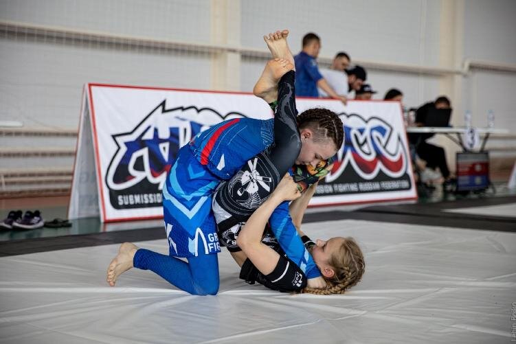    Девушка много тренируется