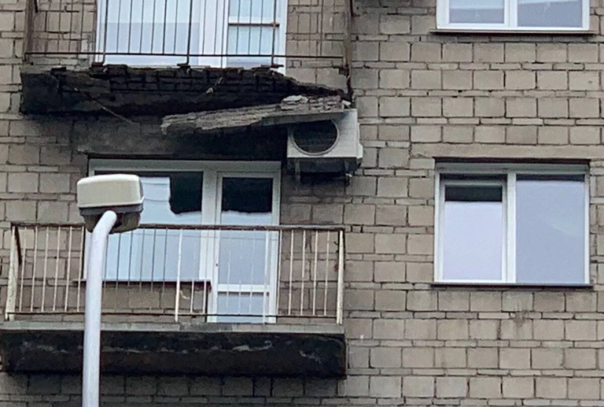    В центре Новосибирска на девятом этаже дома обрушился балкон