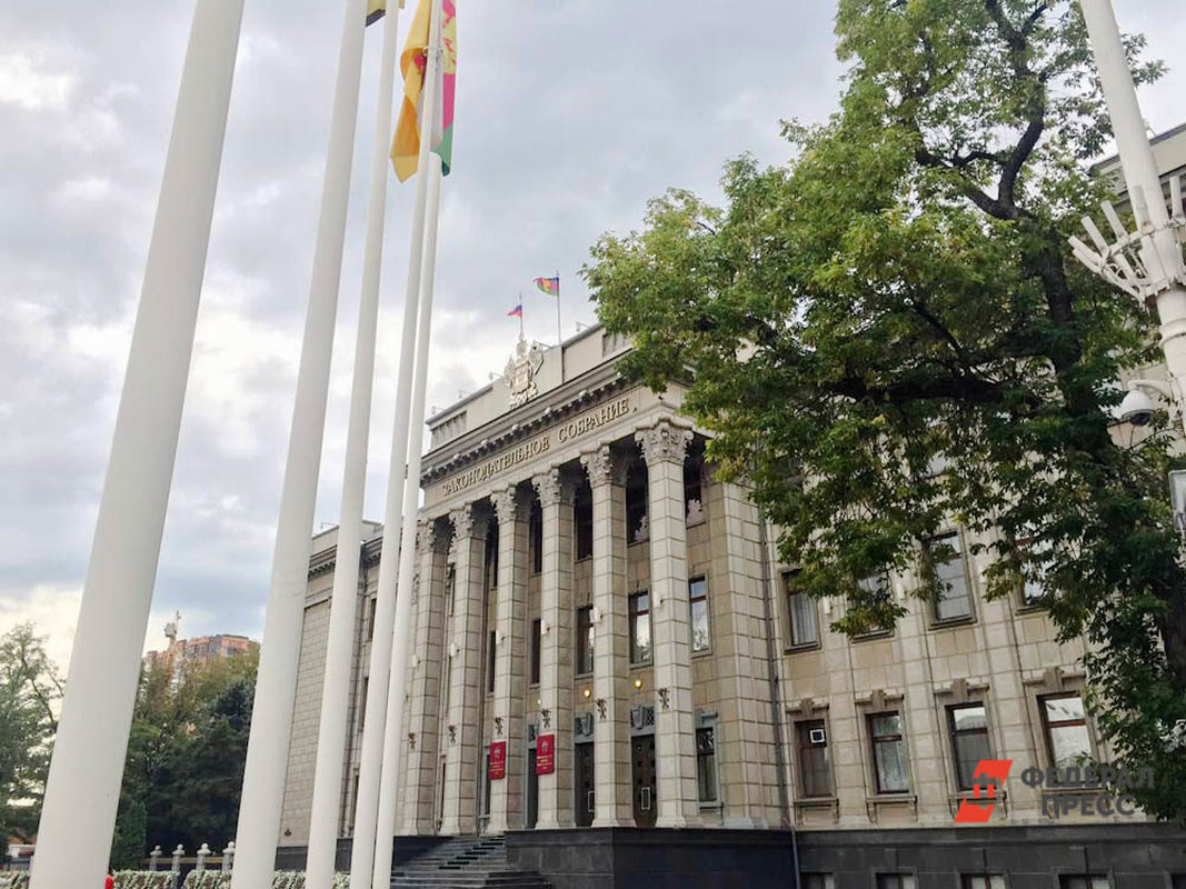 Посетители или не заметили ошибку, или решили не огорчать народного избранника.  Фото: Фото: ФедералПресс / Андрей Гусий