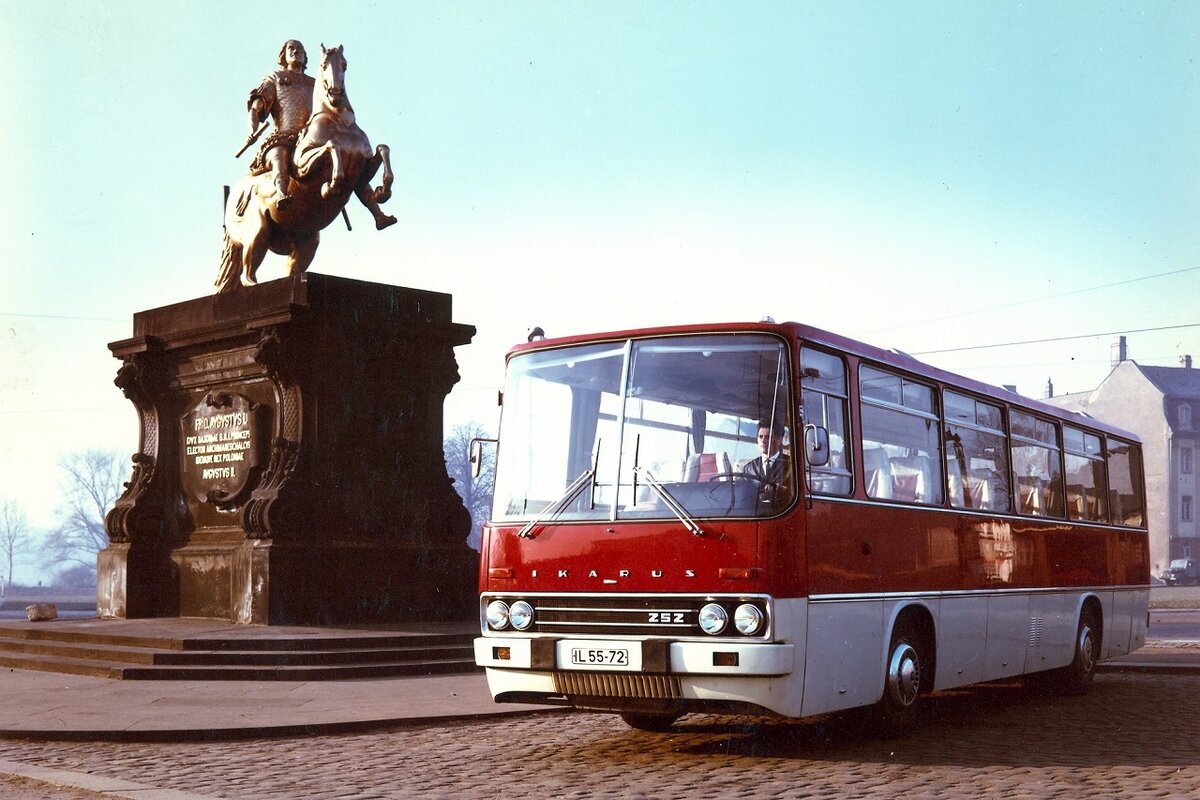▲ Ikarus 252.P1 на испытаниях в ГДР, 1969 год. Дрезден, площадь Neustädter Markt. Достопримечательностью площади является конная статуя "Золотой всадник", изображающая курфюрста Саксонии Августа Второго Сильного.