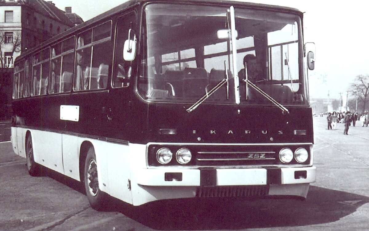 ▲ Ikarus 252.K1 в Венгрии. Место и дата съёмки неизвестны. Предположительно начало 70-х.