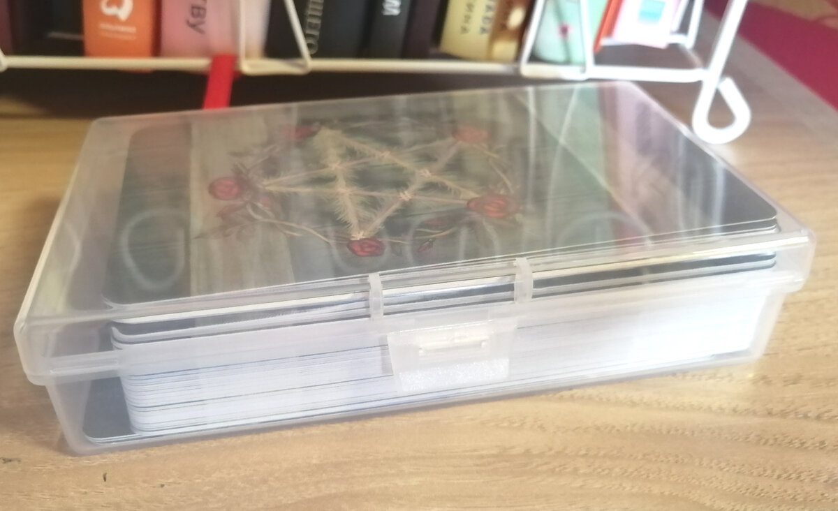 Как можете видеть, Таро Зеленой Ведьмы издательства Весь чувствует себя в таком боксе превосходно.