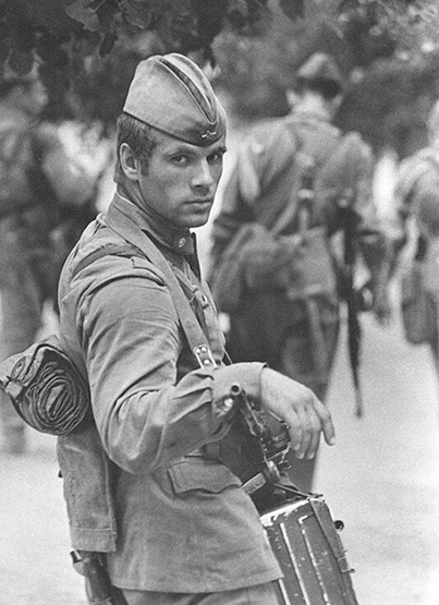 В 1976 году фотография советского солдата, опубликованная в английской газете Daily Mail, буквально взбудоражила весь мир. Снимок сделал признанный советский фотограф Владимир Вяткин.-2
