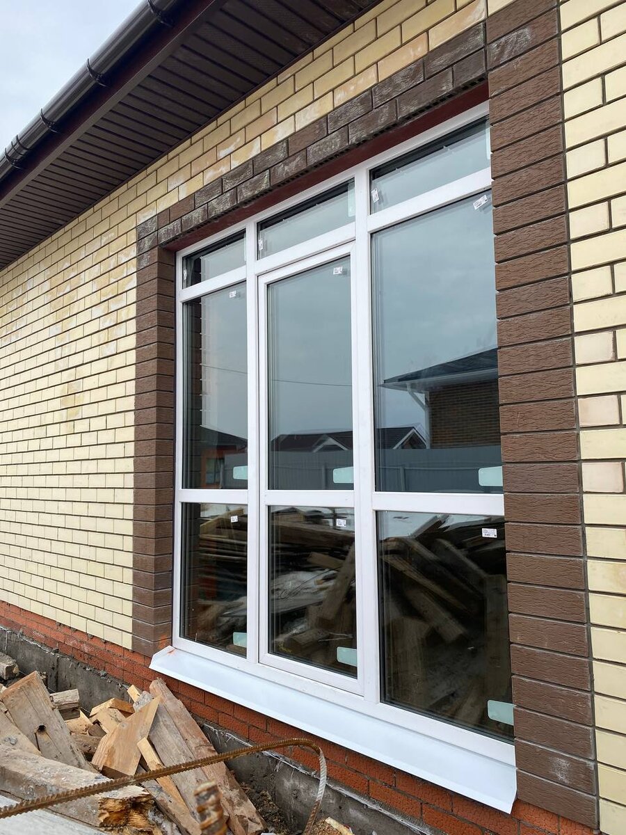 У многих людей возникает потребность в замене окон после переезда. "Уют Окна" помогает клиентам принимать осознанные решения при выборе и установке окон, чтобы сохранить комфорт и экономить время. Обилие моделей и разновидностей окон может быть запутывающим. Важно не только смотреть на цену, но и опираться на свои потребности.

При начале процесса замены окон необходимо проконсультироваться с менеджером для выбора подходящих вариантов, учитывая ваши требования. Опишите свои проблемы и предпочтения, чтобы специалист мог предложить оптимальные решения. Важно также внимательно изучить договор, подписывая его после детального прочтения всех пунктов.