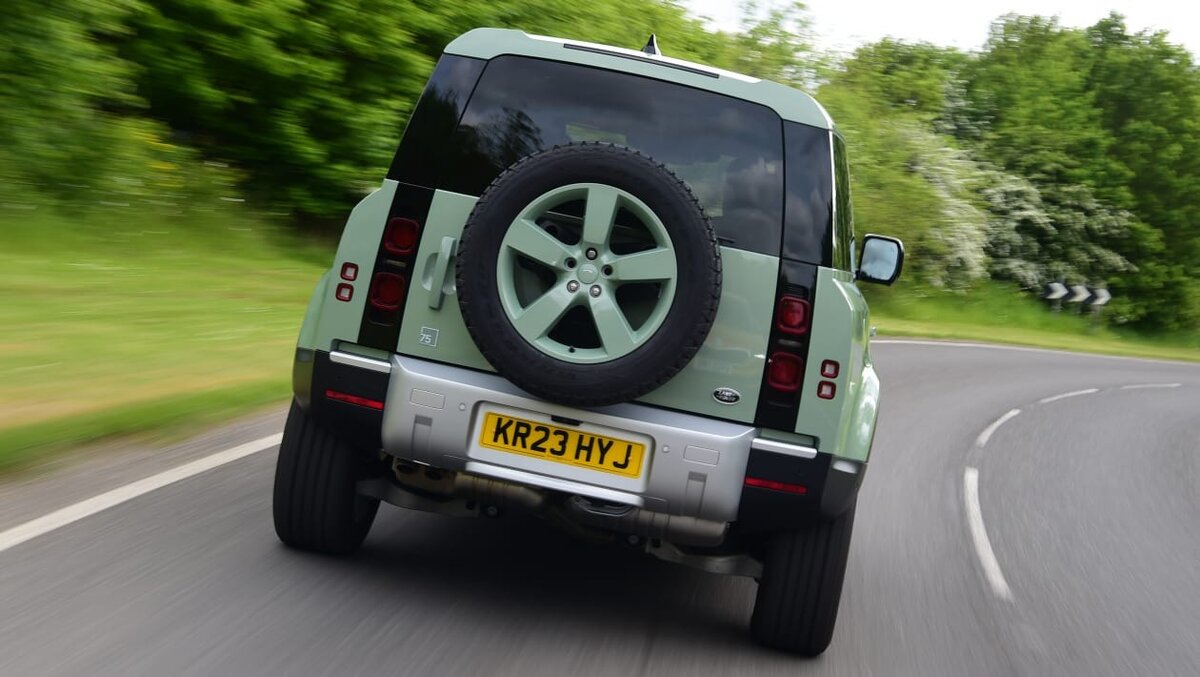 Обзор Land Rover Defender: превосходный внедорожник и универсальный  семейный автомобиль | Automobile Journal | Дзен