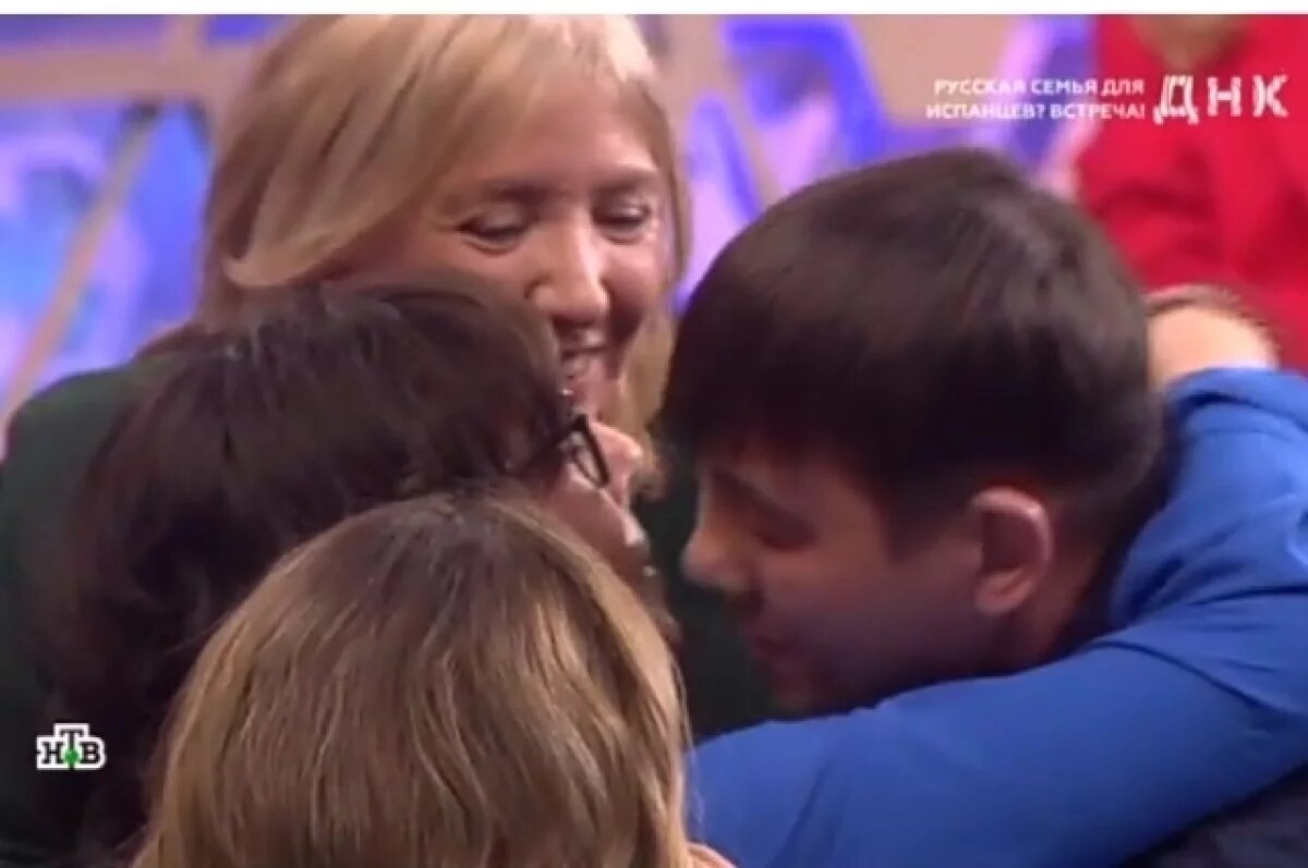    Предполагаемые родственники плачут и благодарят друг друга за жизни.