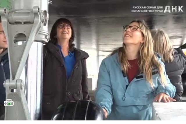    Алена, ее мама и Александр впечатлены Москвой. Фото: кадр телеканала НТВ