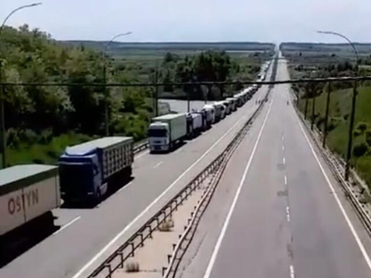   Дальнобойщики заблокировали трассу Киев-Одесса на Украине. Кадр видео